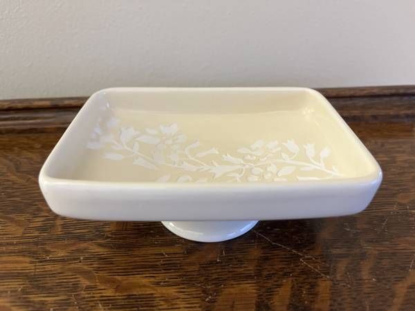 LIKE NEW Porcelain Pedestal Soap Dish with Cut Out Relief