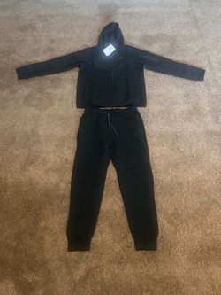 Black Nike tech tracksuit