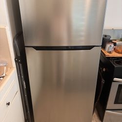 Insignia refrigerator 