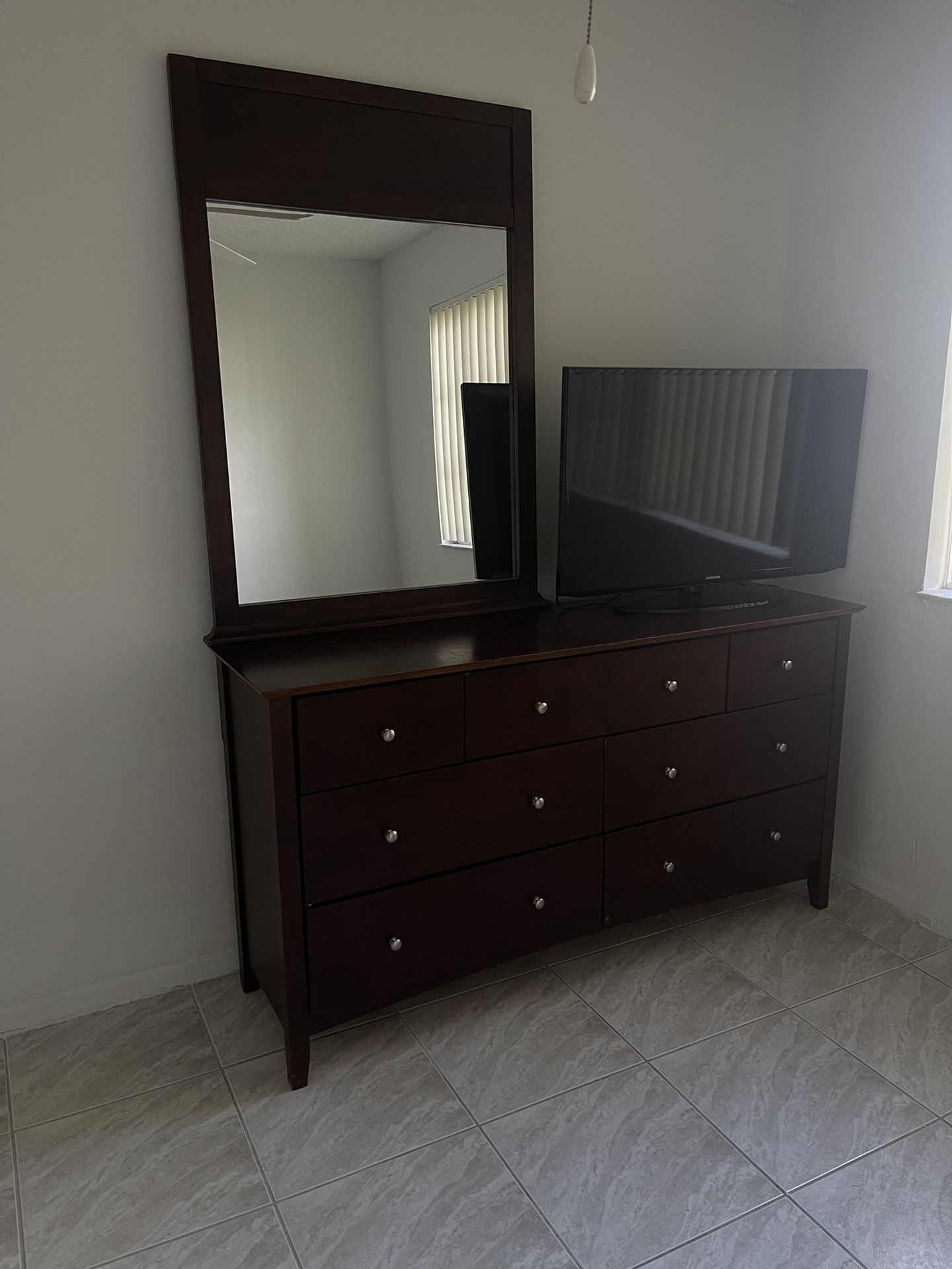 Dresser With Mirror 