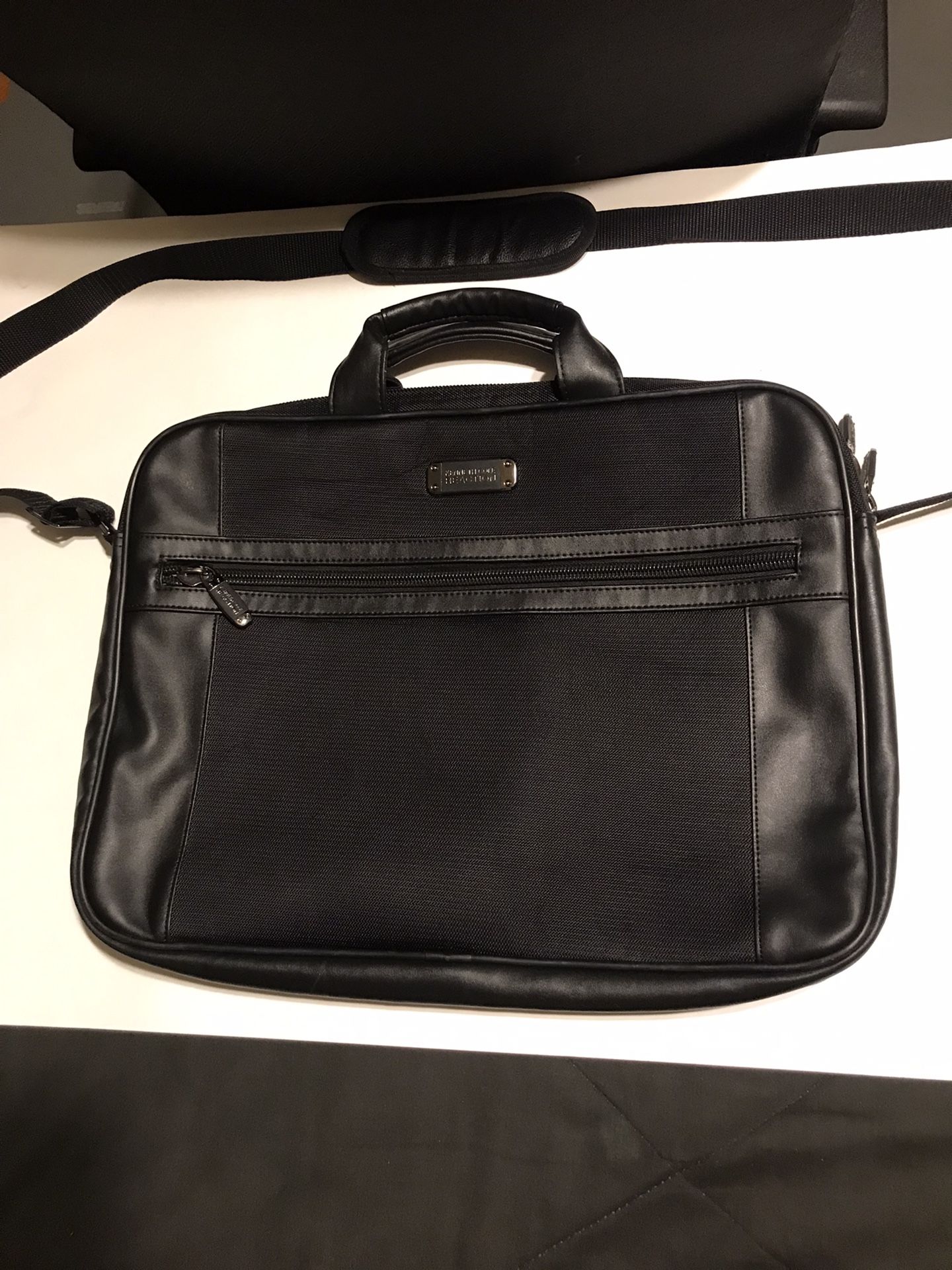 Kenneth Cole Reaction R-Tech Black Messenger Style Laptop Bag W/ Shoulder Strap