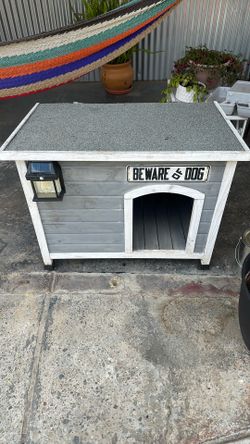 Medium dog house with solar light