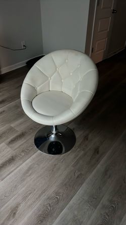 White spinning chair
