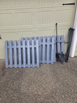 Cedar fence panels (6) and no dig posts (7)