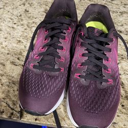 Nike women’s tennis shoes