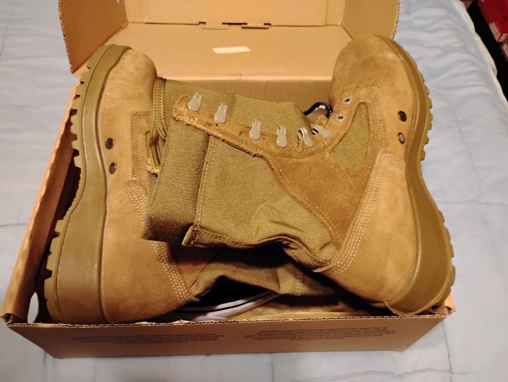 Bevillville Combat Boots  Size 9 1/2. New!!