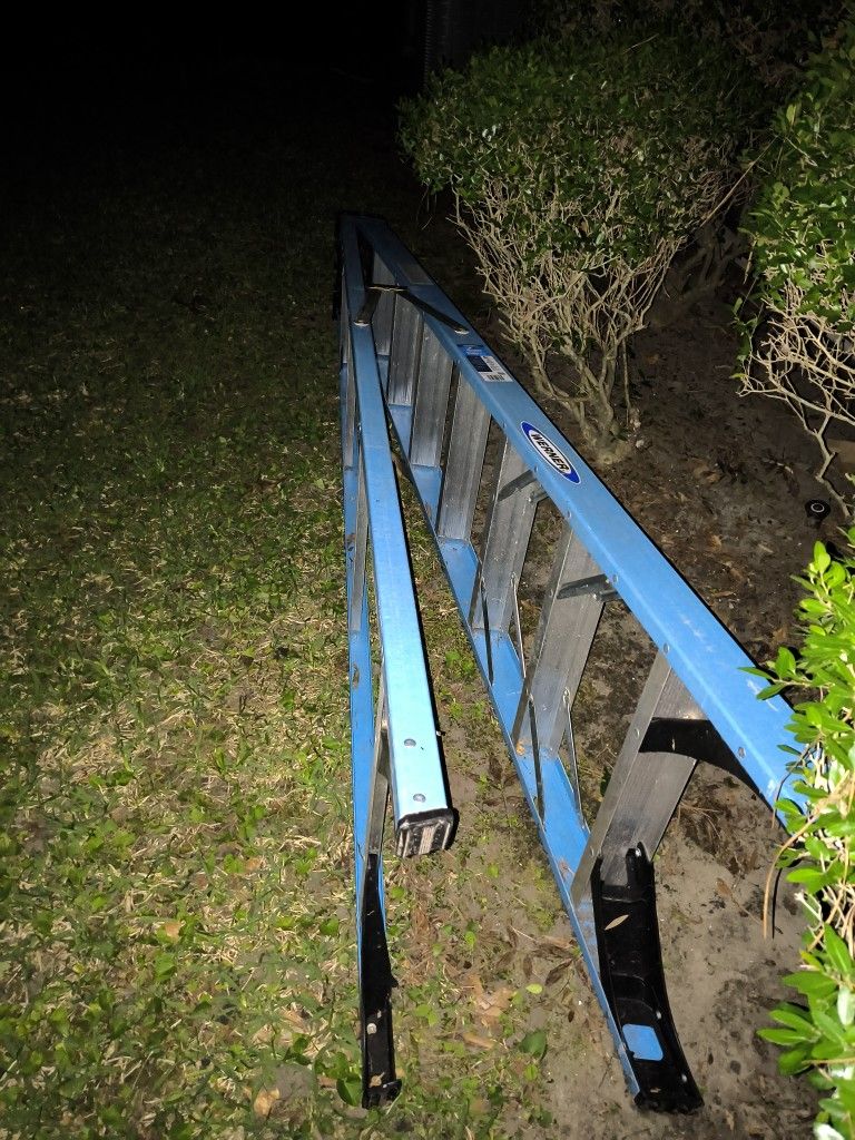 8ft Fiberglass Ladder
