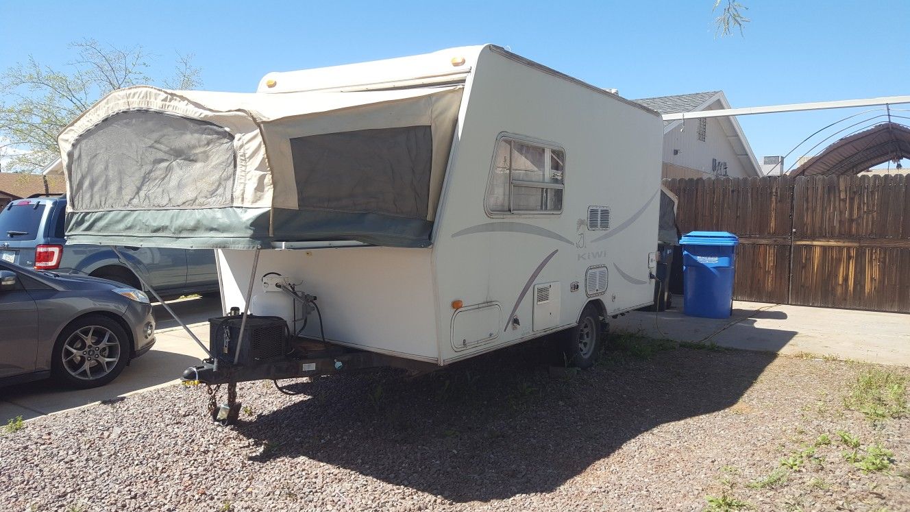 2000 Jayco Kiwi 17c Hybrid Camping Trailer for Sale in Phoenix, AZ