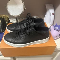 LV SNEAKER AUTHENTIC SIZE 11 / Retail $950 + Tax
