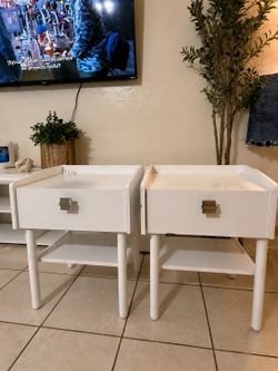 Set of 2 White Modern Nightstands – Need Gone by Sunday!