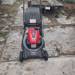 ((READ AD))((21hp Honda SELF PROPELLED)) Mower