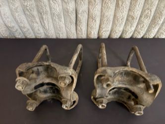 2006 Chevy Silverado 1500 parts - rear differential brackets