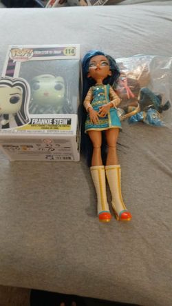Monster High Bundle with 2 free dolls