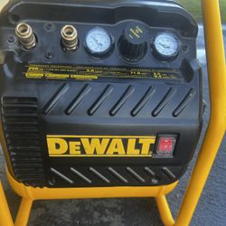DEWALT AIR COMPRESSOR  2.5 Gal. Portable Electric Heavy Duty 200 PSI Quiet Air Compressor