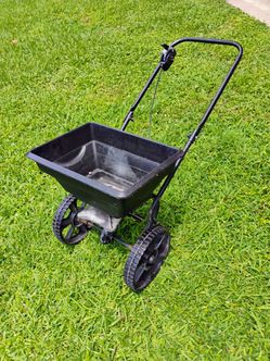 Adjustable seed and fertilizer spreader