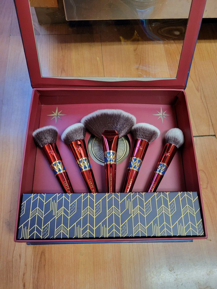 Wonder Woman Makeup Brush Set