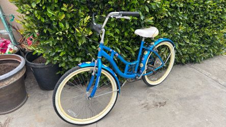 Schwinn ladies Cruiser  bike with shift gears
