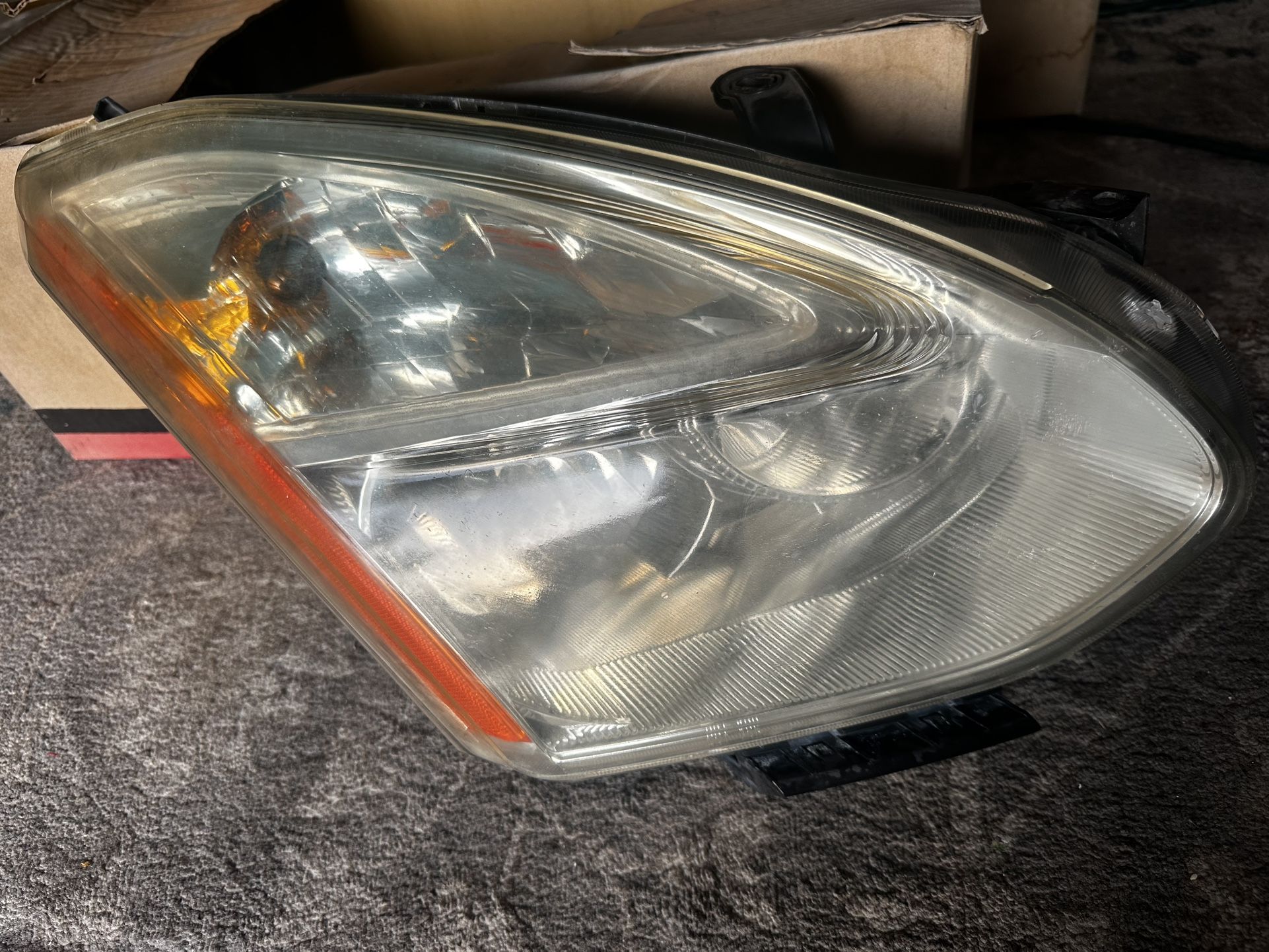 2009-2011 Nissan Rogue Headlight