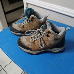 Ladies Tennis Shoes Sz 6D