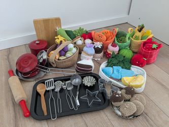 Toy food and dishes