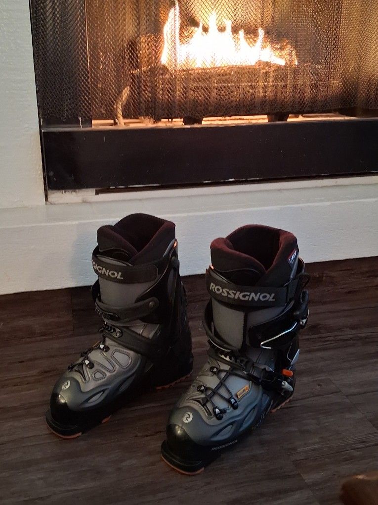 Ladies Ski Boots, Poles, Skiboards and bags- package