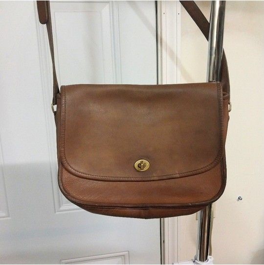 70s Coach Vintage "City Bag". Tan Turnlock Crossbody Bag. #9790
