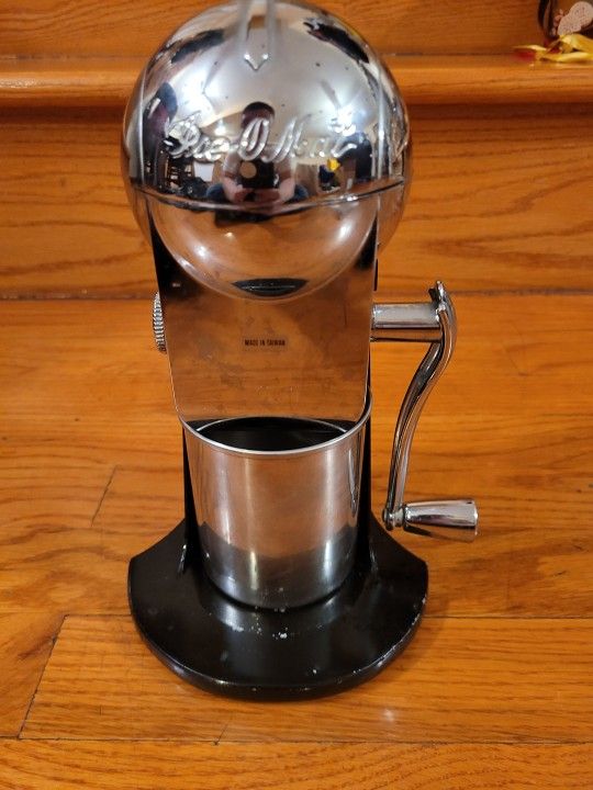 Vintage Metrokane Ice-O-Mat Ice Crusher Manual Crank Chrome Black + Cup