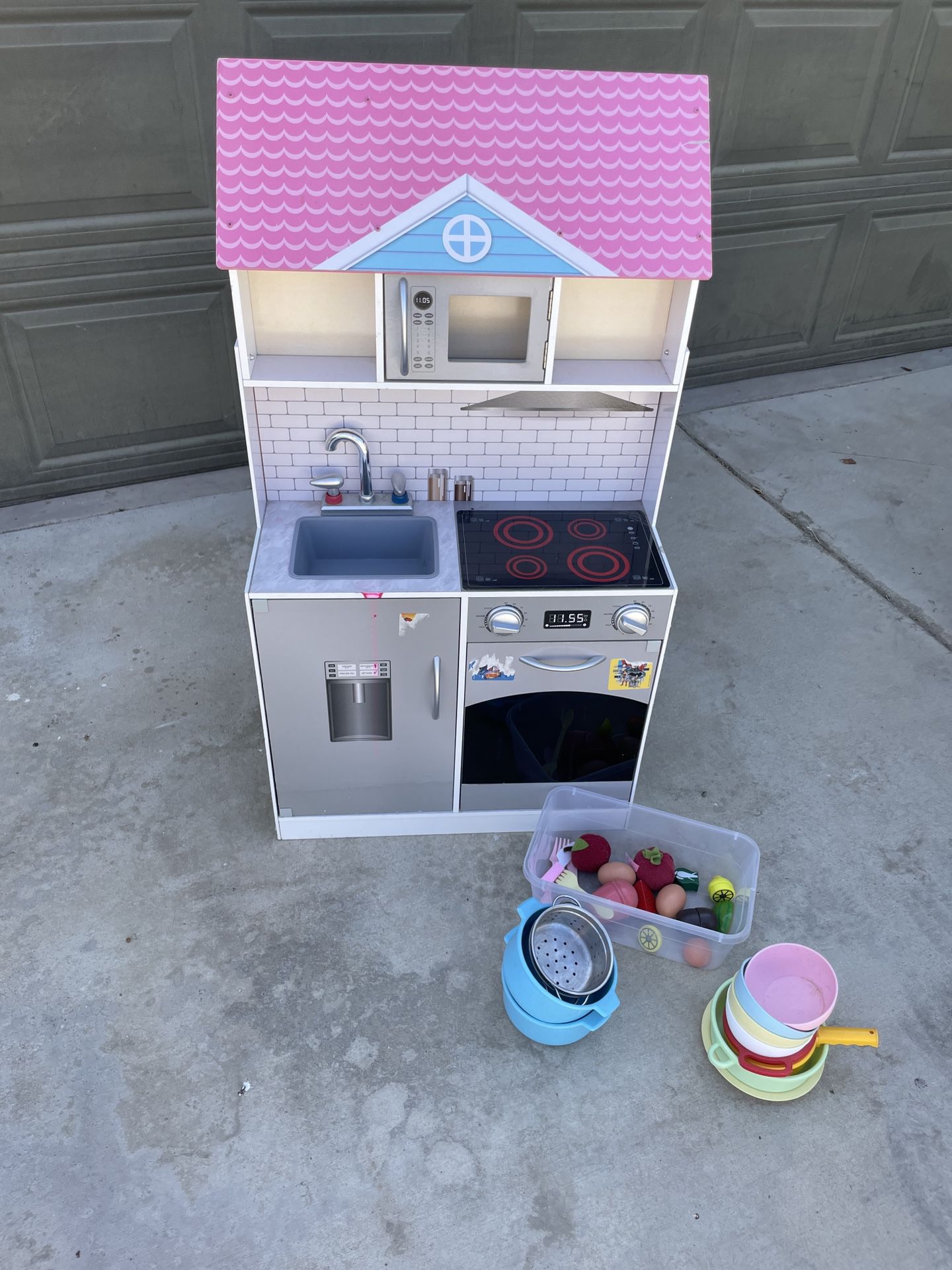play kitchen/doll house 
