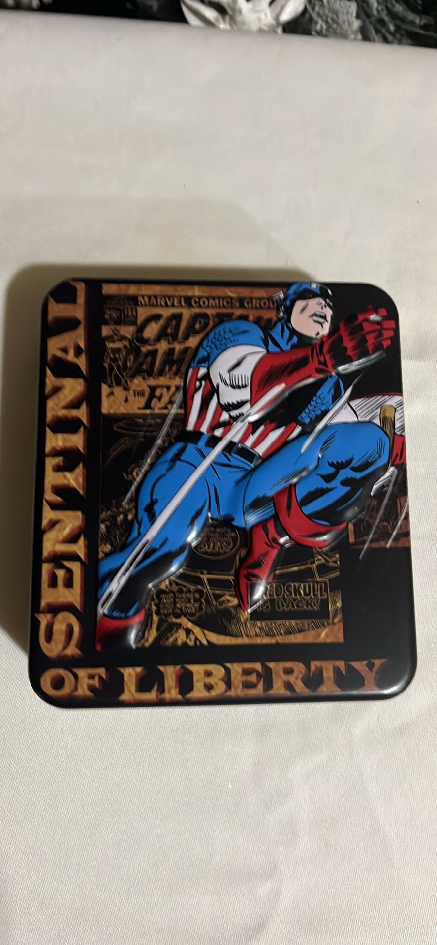 Marvel Captain America Bi- Fold Wallet & Collector Tin New