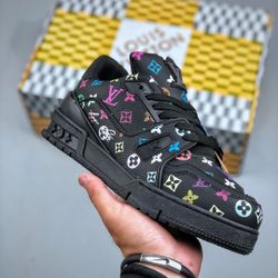 A pair of fashionable and versatile shoes