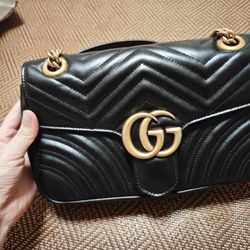  Black Leather GG 𝐆𝐮𝐜𝐜𝐢 Marmont mini shoulder bag