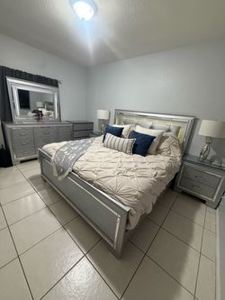 King Bedroom Set – Excellent Condition