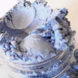 Multi toned shimmer shadows