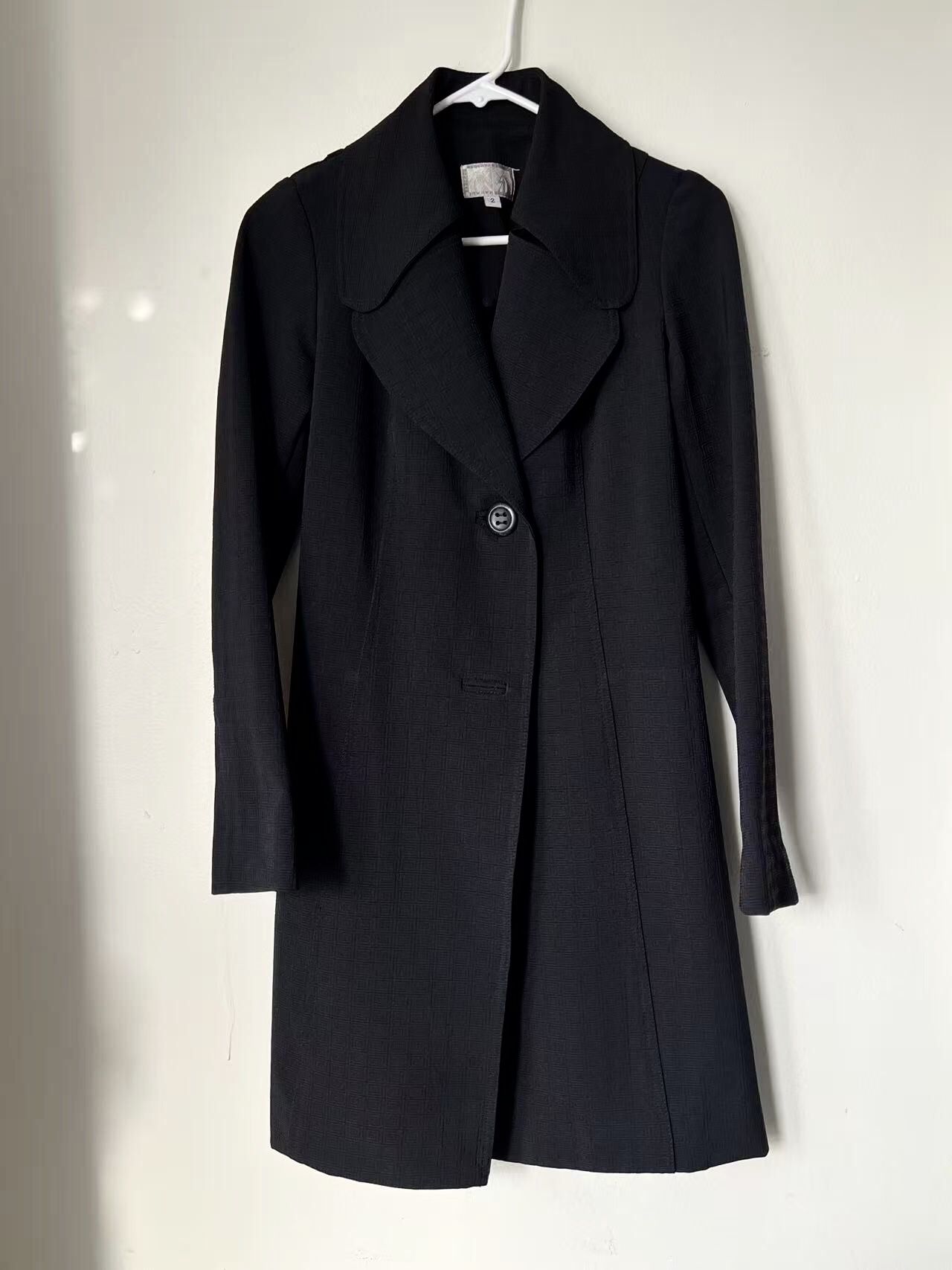 Women's trench coat in black, Very stretchy and comfortable to move in. size small.