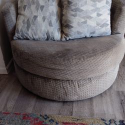 Cozy Oversized Swivel Chair – Plush & Stylish!