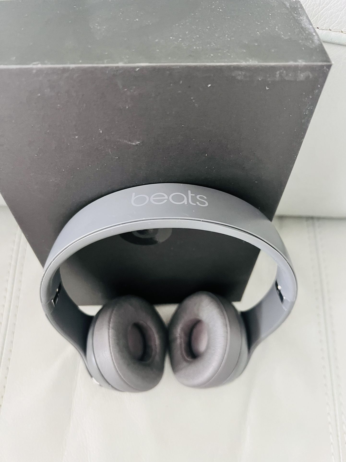 Beats Solo 3 (A1796) wireless bluetooth headphones For Parts Or Repair*.