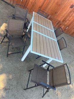 Outdoor extendable dining table