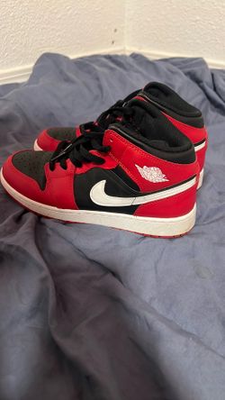 Nike Air Jordan 1 Mid Chicago Black Toe Size 6.5 – Good Condition