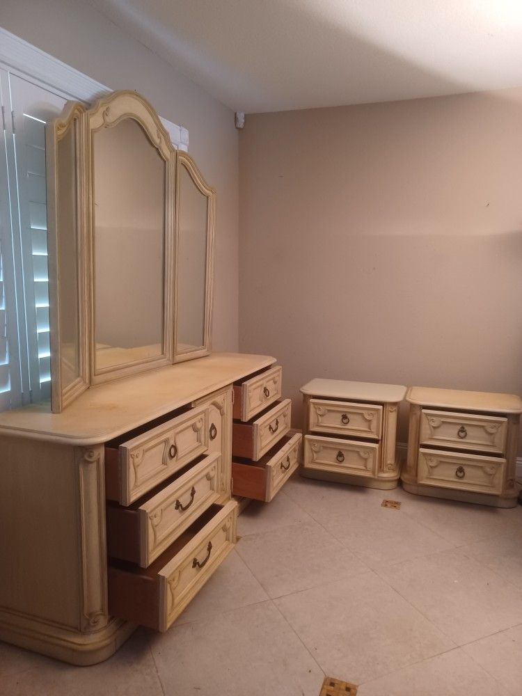 Solid Wood Bedroom Set Includes Dresser With Mirror And 2 Night Stands Brand Stanley Good Condition
