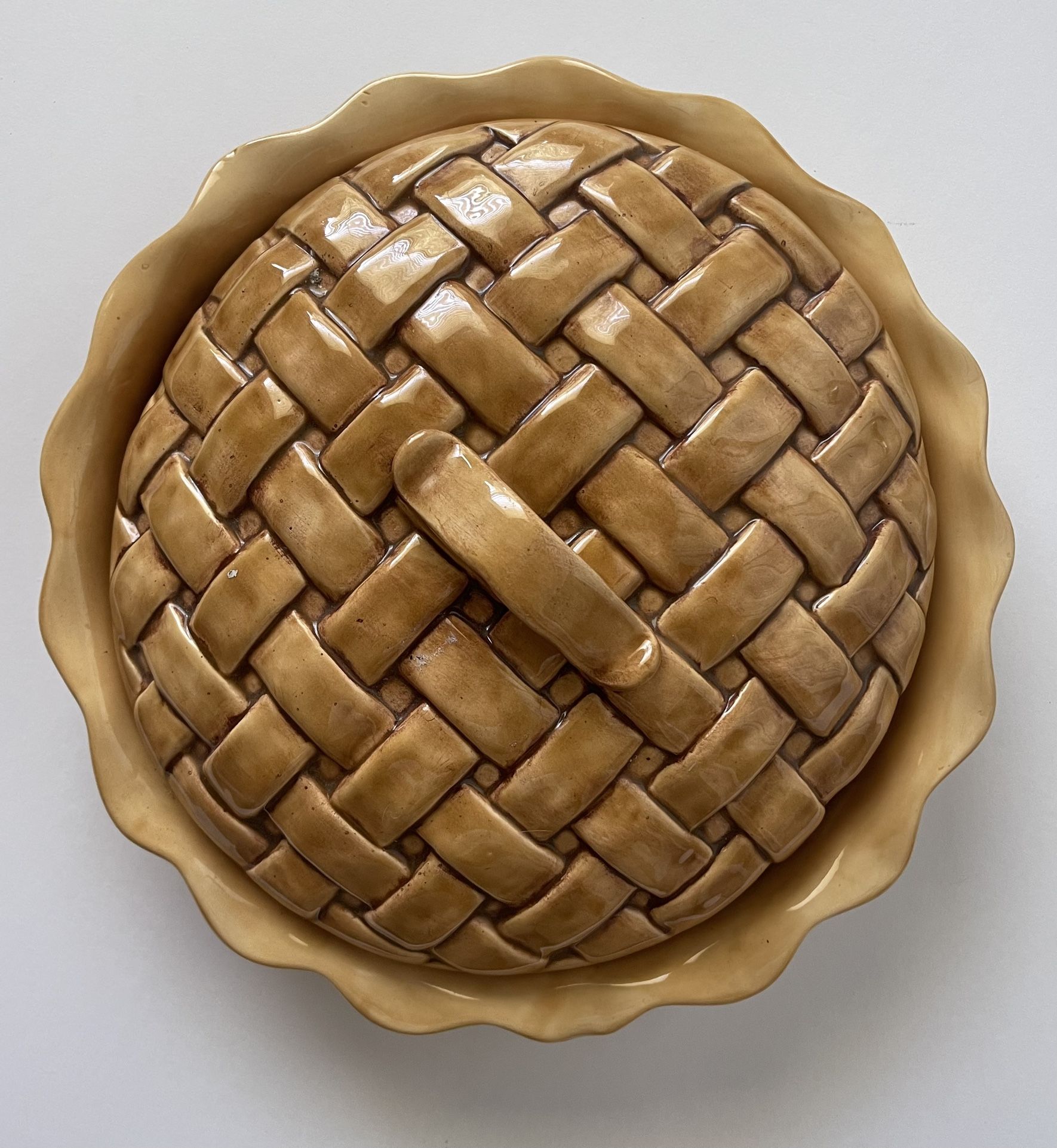 Vintage 1976 Bell ceramic Pie Keeper