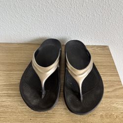 Womens Size 7 Latte Color Oofos 
