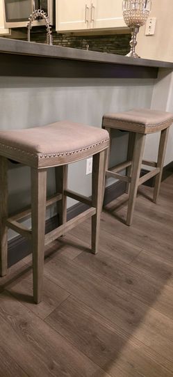 2 barstools