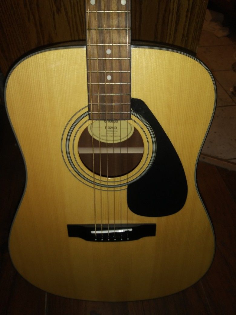 YAMAHA ACUSTIC GUITAR. PERFEC CONDITION.