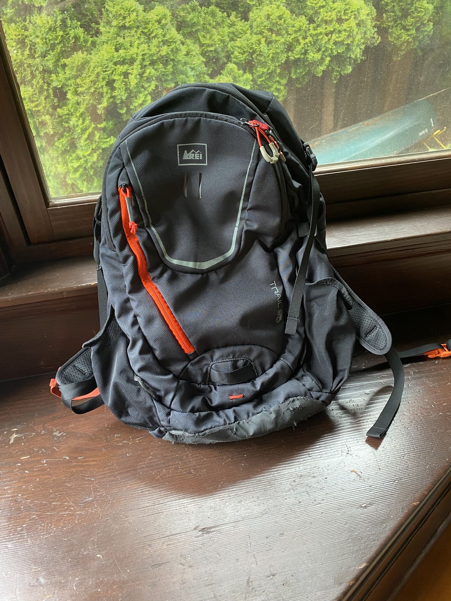 Nice REI Trail 25 Classic Backpack for Hiking or Commute with Hydro Pocket