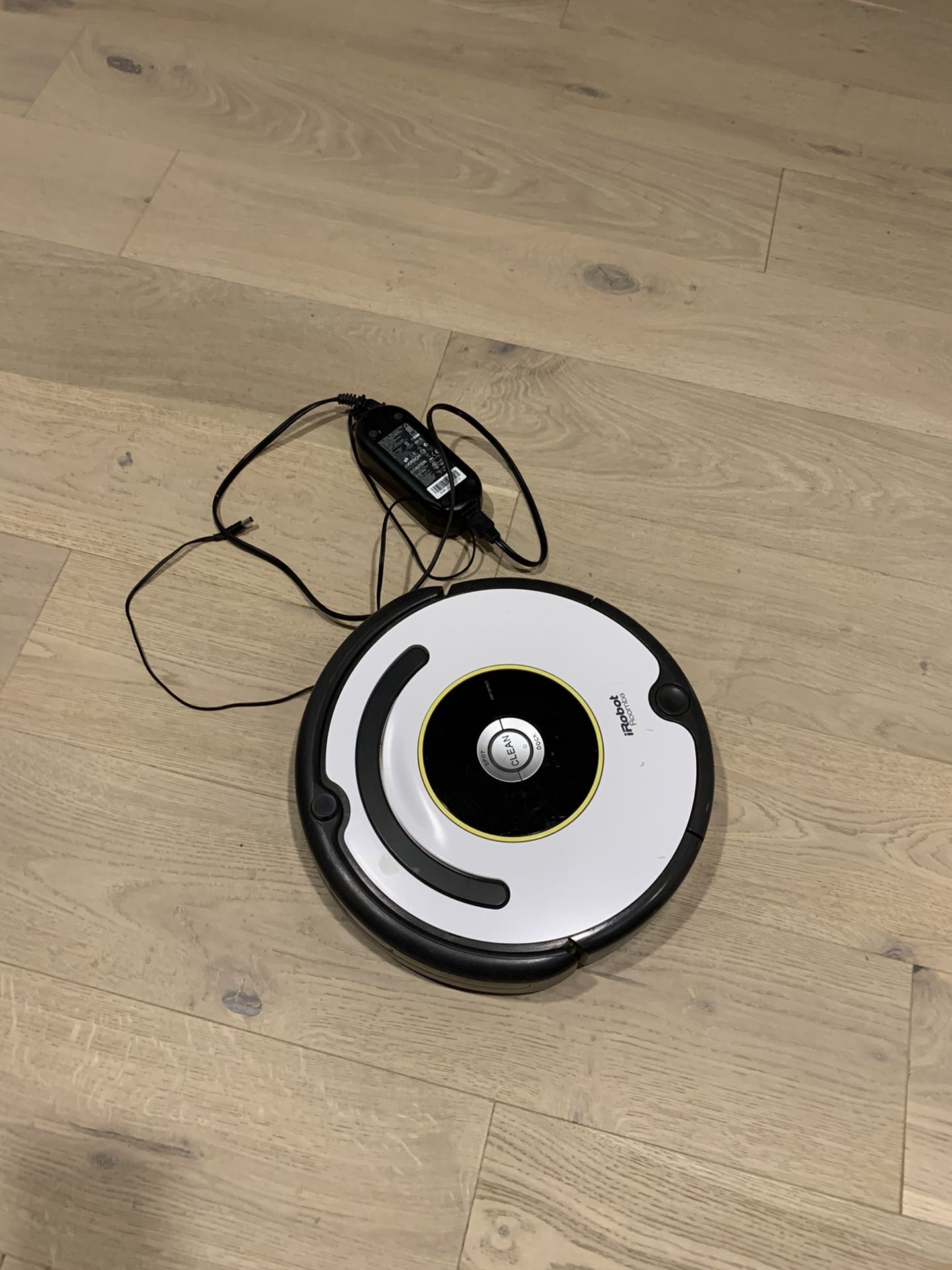 iRobot Roomba 620 Vacuum Cleaner with brand battery iRobot Roomba 620 Vacuum Cleaner with brand battery