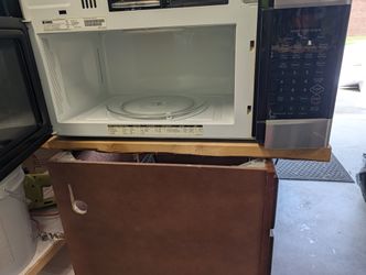 Whirlpool over the range microwave 1.7 cu ft.