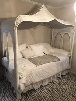 Wicker canopy bed