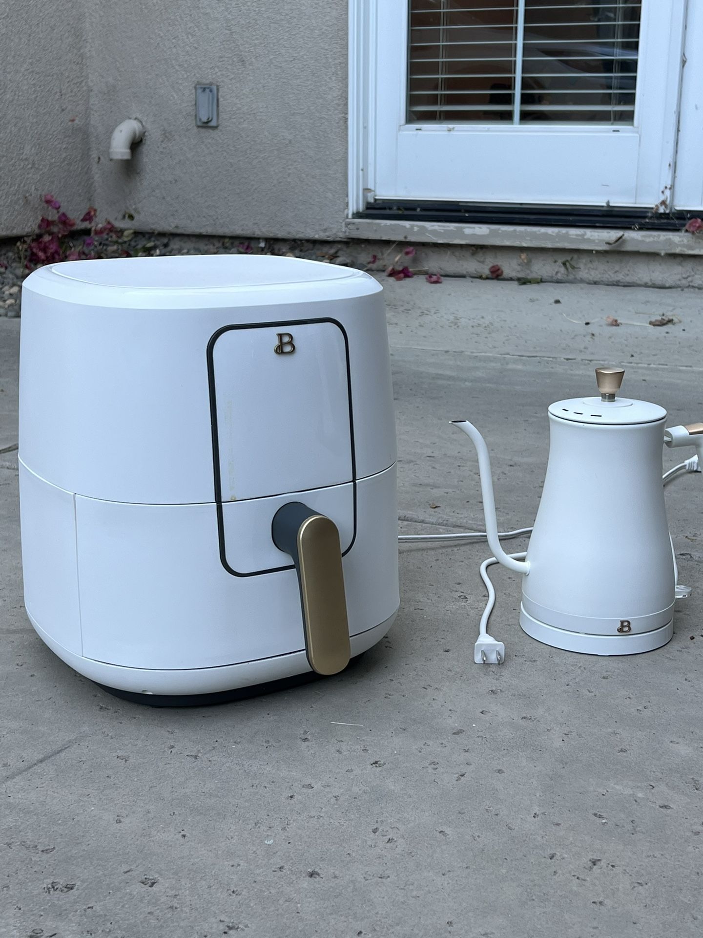 Like New White Air Fryer And Electric Water Kettle