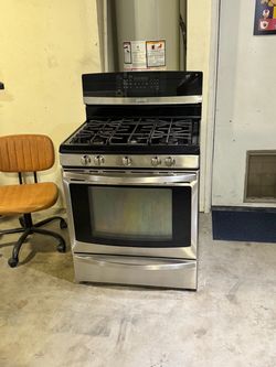 Gas stove Kenmore 5 burners everything works we deliver