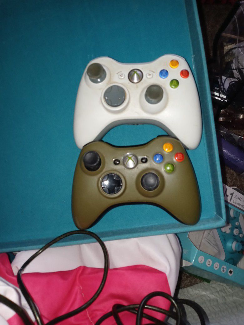 2 Wireless Xbox One Controllers 